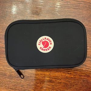 KÅNKEN TRAVEL WALLET